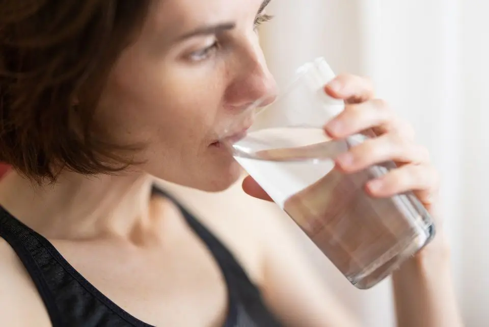 lasting-weight-loss-hydration-girl drinking water