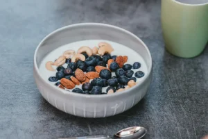 Healthy-snack-ideas-Blueberries-and-nuts-bowl